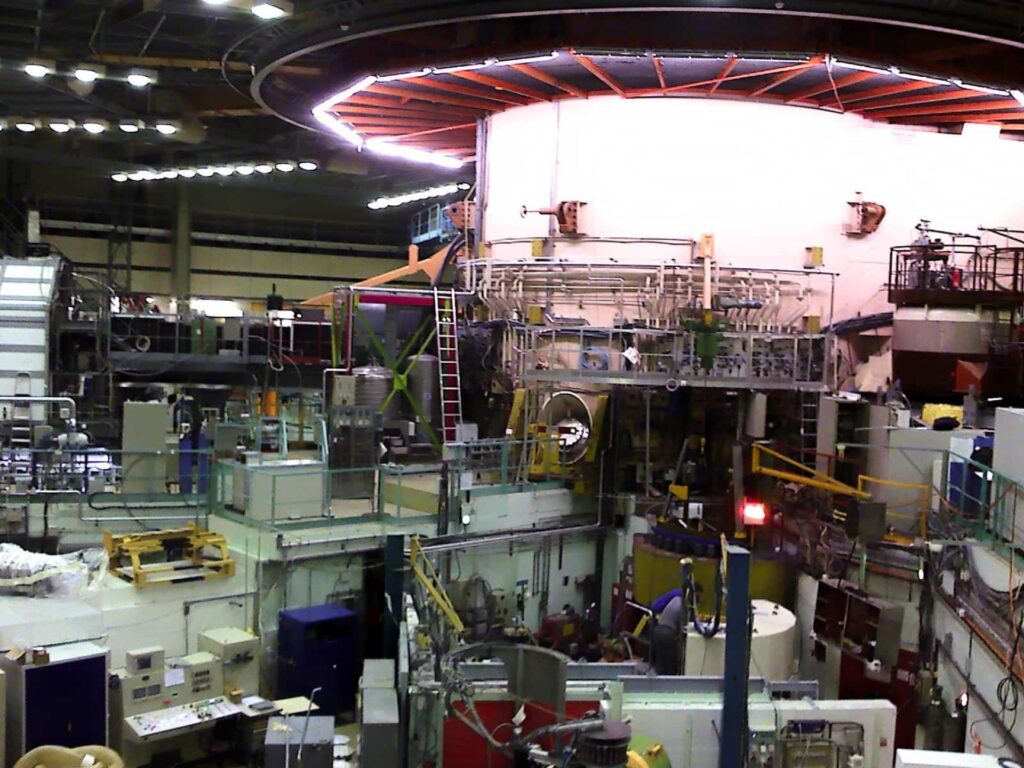 Neutron Scattering Experiments - ILL (Institut Laue-Langevin, Francia); 20 August 2010; Author: Nerd bzh. Darkened compared to the original